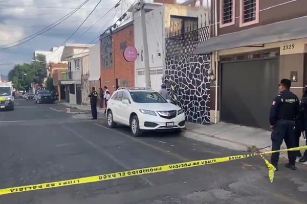 Asesinan a balazos a joven frente al panteón La Piedad