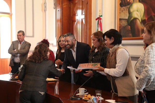 Ayuntamiento entrega reconocimiento a Preparatoria BUAP, UPAEP, Fundación CLISA y a Elia Navarro