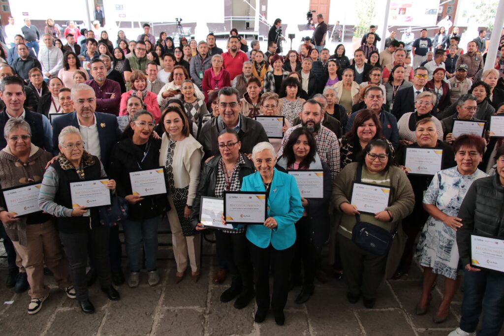 Reconoce SEDIF Puebla trayectoria a 130 colaboradoras y colaboradores