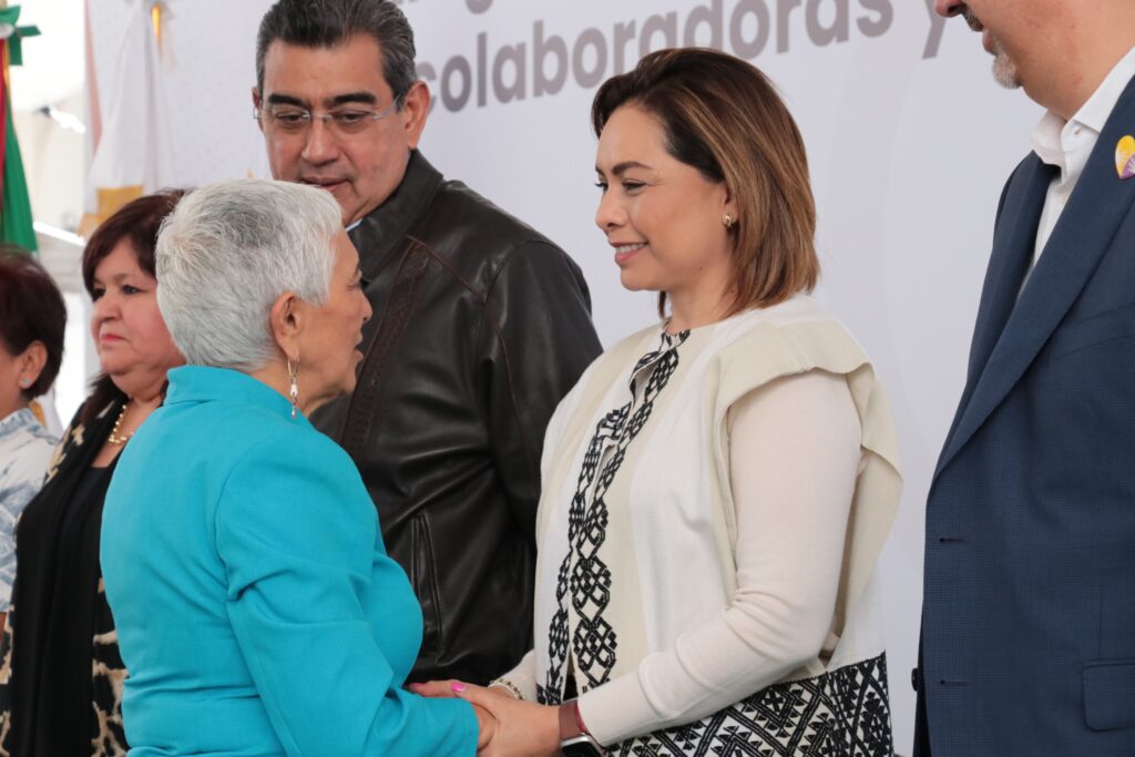 Reconoce SEDIF Puebla trayectoria a 130 colaboradoras y colaboradores