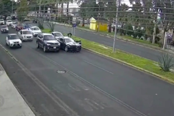 Camaro cerró paso a otro auto, momento en el que fue interceptado por camioneta en bulevar Forjadores de Puebla