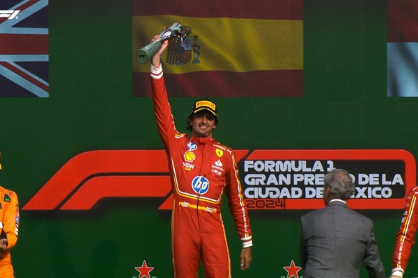 Carlos Sainz gana el Gran Premio de México; Verstappen recibe dos penalizaciones