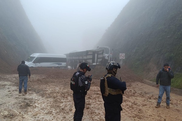 Derrumbes en Sierra Norte dejan familia sepultada en Chignautla y a 10 lesionados en la Autopista Teziutlán-Virreyes