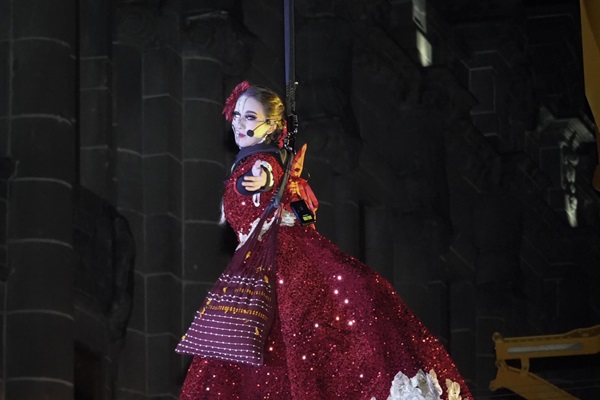 Disfrutaron cientos de poblanos el performance ¡Ay Llorona! en el Zócalo