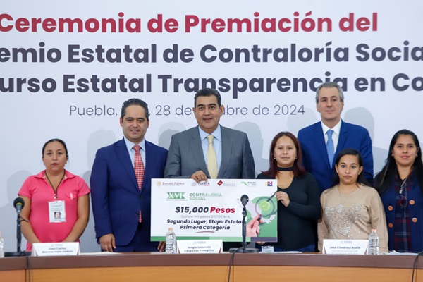 Encabeza Sergio Salomón ceremonia del Premio Estatal de Contraloría Social