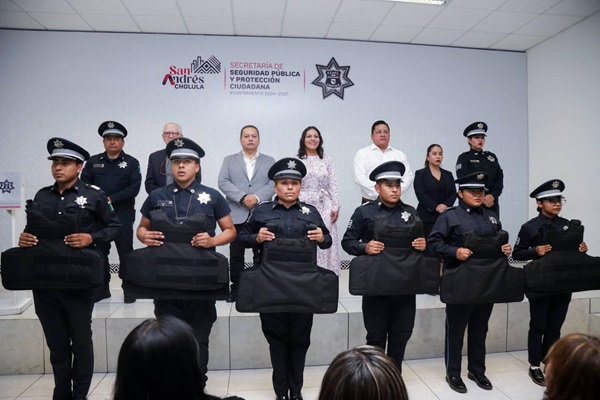 Entrega Lupita Cuautle uniformes a policías de San Andrés