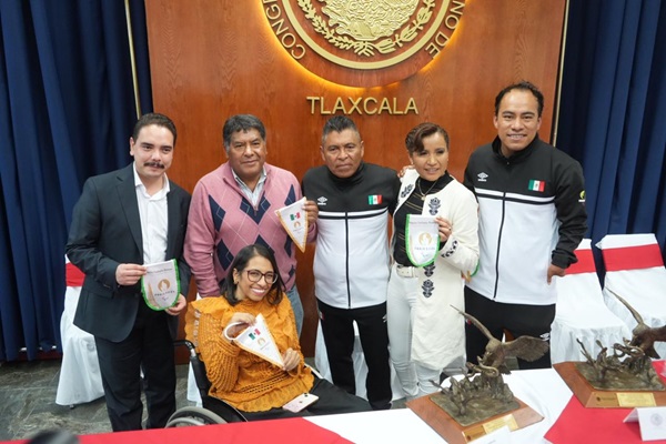 Entrega diputada Madai Pérez reconocimiento a Leonardo Pérez, atleta paralímpico tlaxcalteca