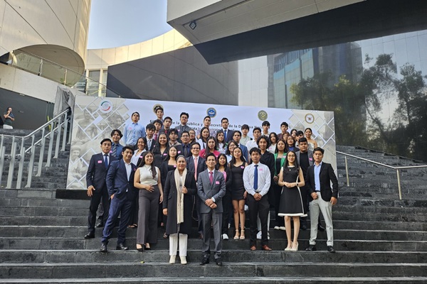 UATx | Estudiantes visitan el Senado de la República y el Castillo de Chapultepec