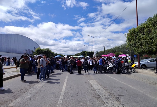 Estudiantes de la UPN bloquean avenidas en Tehuacán por irregularidades institucionales