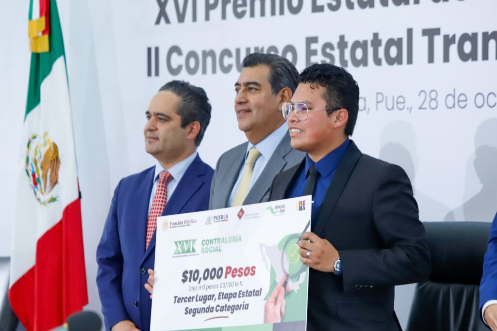 Encabeza Sergio Salomón ceremonia del Premio Estatal de Contraloría Social 