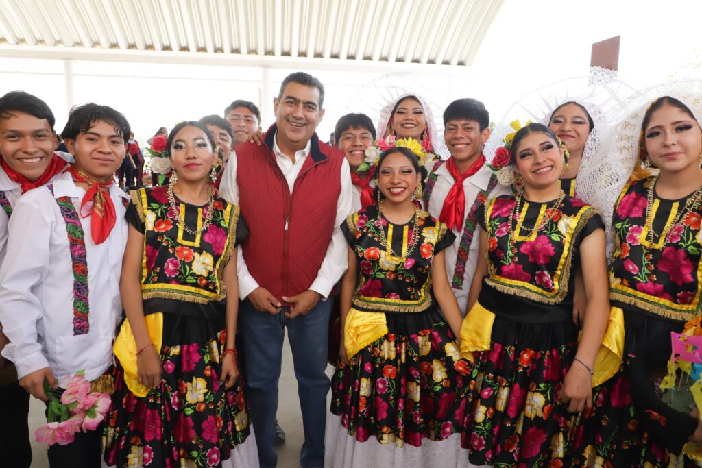 Sergio Salomón entrega aulas y techados en escuelas de Puebla Capital