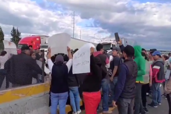 Habitantes de San Lucas Atazala bloquean autopista México-Puebla por desaparición de Kelvin; ya fue localizado