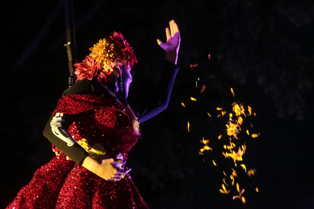 Disfrutaron cientos de poblanos el performance ¡Ay Llorona! en el Zócalo