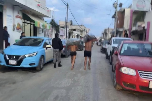 Intentan linchar a tres presuntos ladrones en Nealtican; los golpean y pasean semidesnudos