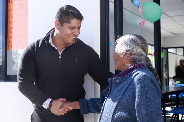 Omar Muñoz convive con adultos mayores en Cuautlancingo