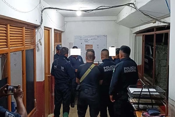 Policías de Cuetzalan paran labores por falta de pago de una compensación por cierre de trienio