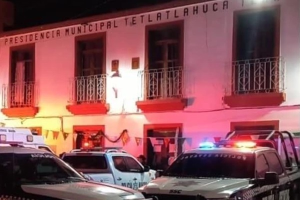 Policías son agredidos y desarmados por turba en Tetlatlahuca, Tlaxcala; hay dos uniformados hospitalizados