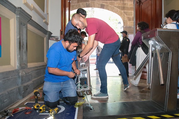 Por instrucción de Presidente Pepe Chedraui, retiran torniquetes de acceso del Palacio Municipal