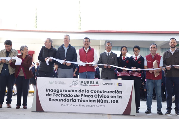 Sergio Salomón entrega aulas y techados en escuelas de Puebla Capital