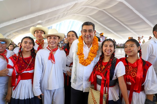 Sergio Salomón inaugura la temporada 2024 de mole de caderas de Tehuacán