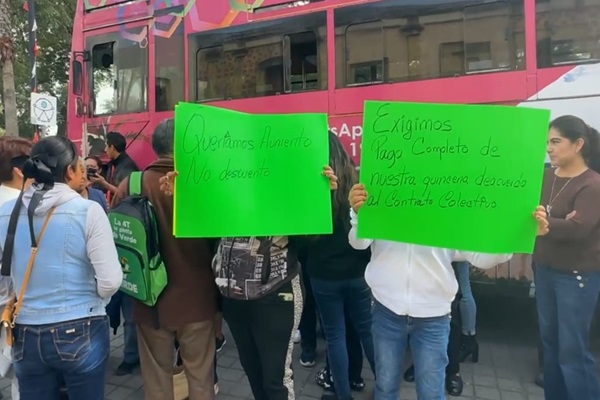 Trabajadores del Ayuntamiento de San Pedro Cholula protestan contra Paola Angon por descuentos salariales