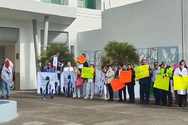 Trabajadores y trabajadoras del ISSSTEP protestan en Puebla y paran labores en Atlixco, Izúcar y Acatlán