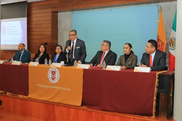 UATx | La universidad va en la frontera de los saberes: Rector