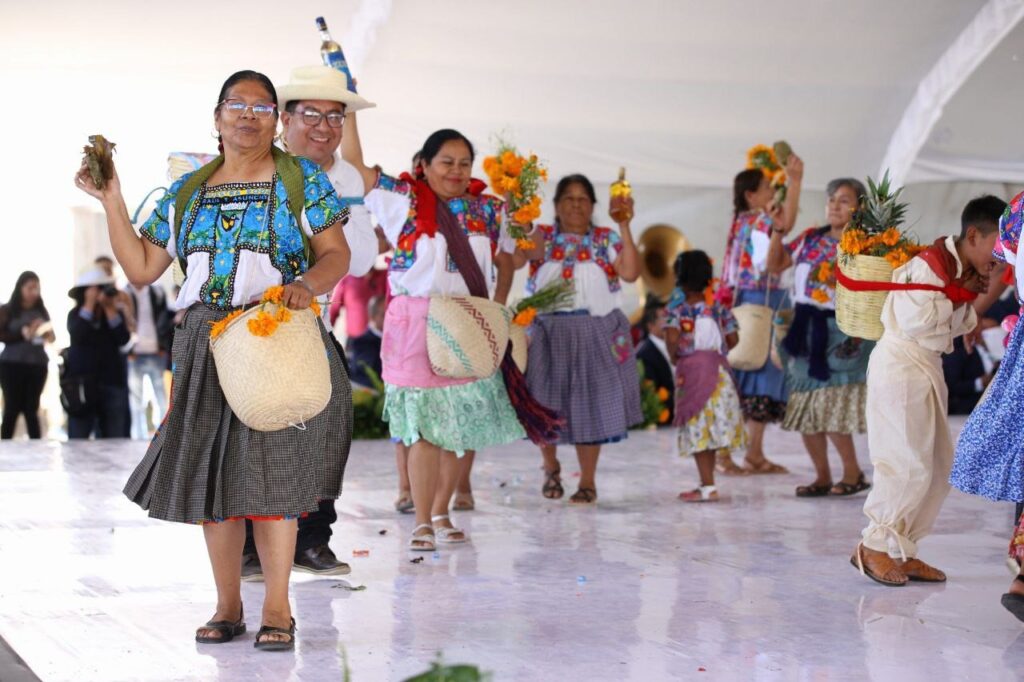 Sergio Salomón inaugura la temporada 2024 de mole de caderas de Tehuacán