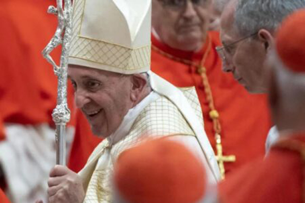 Papa Francisco anuncia nuevo recorte de sueldo a los cardenales del Vaticano