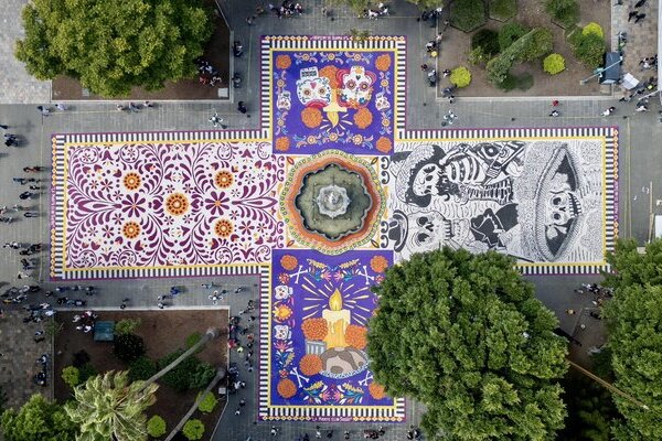 Recorre el primer tapete monumental y el Sendero al Mictlán en el zócalo de Puebla