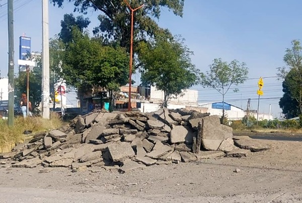 Abandonan tonelada de escombros de pavimento en bulevar Forjadores sobre camellones, banquetas y pasos peatonales