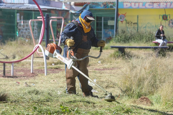 Acude Pepe Chedraui a jornada de mantenimiento integral en la Plaza Principal de Agua Santa