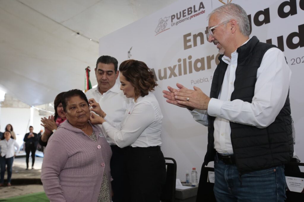 Alcanza SEDIF Puebla  meta de entrega de mil auxiliares auditivos