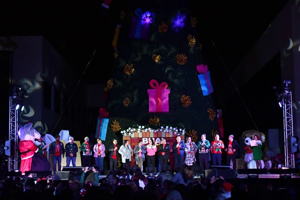 BUAP | Rectora Lilia Cedillo Ramírez enciende el tradicional Árbol de Navidad en el CCU