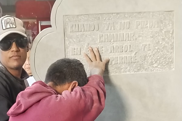 Colectivo instala en el zócalo de Puebla placa permanente para recordar a víctimas de desaparición