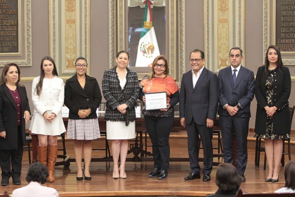 Entrega Congreso de Puebla Medalla al Mérito Docente “Juan C. Bonilla”