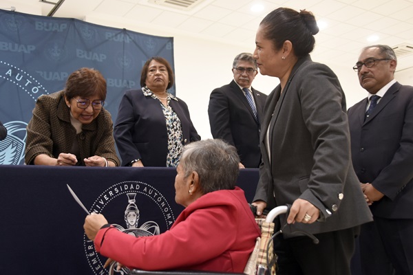 Entregan reconocimientos por antigüedad a personal académico y administrativo