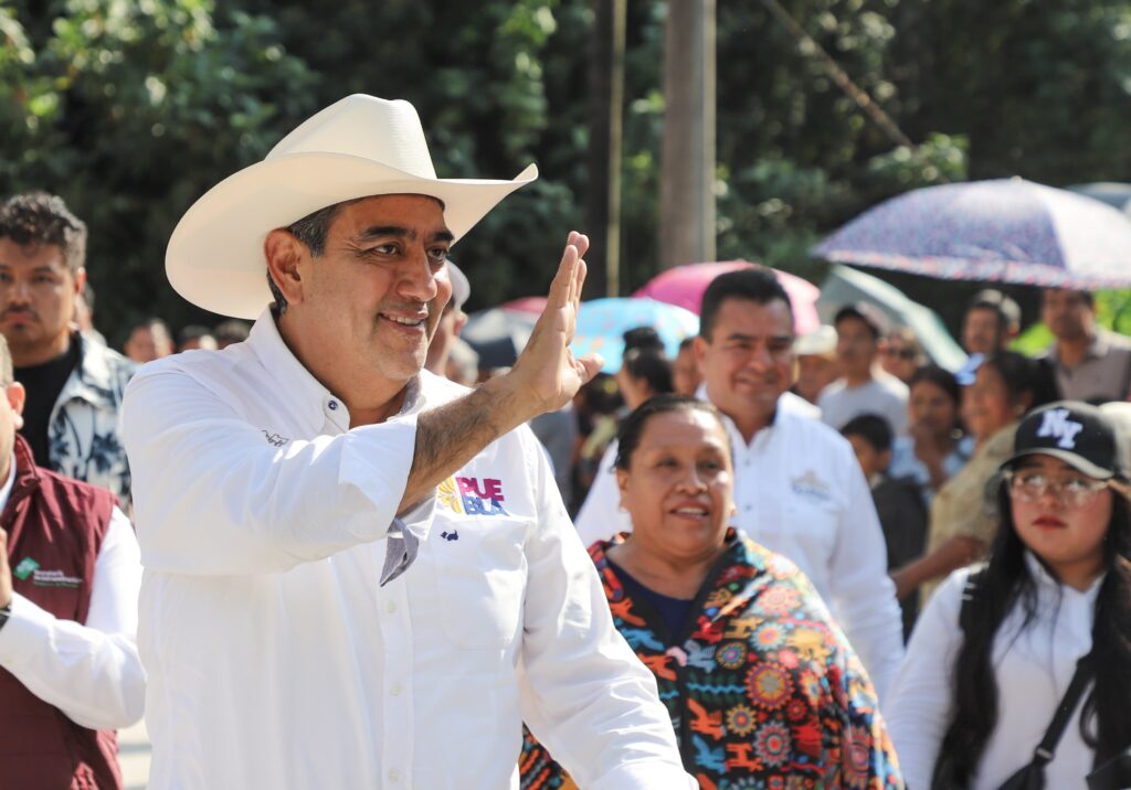 Sergio Salomón entrega vialidades de Xicotepec, Francisco Z. Mena y Pantepec