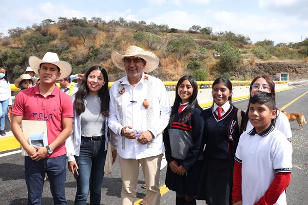 Gobierno de Puebla inaugura construcción del camino San Martín Tlamapa-San Jerónimo Tecuanipan