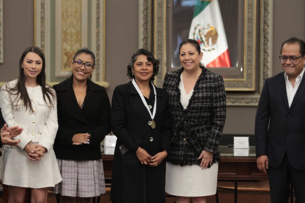 Entrega Congreso de Puebla Medalla al Mérito Docente “Juan C. Bonilla”