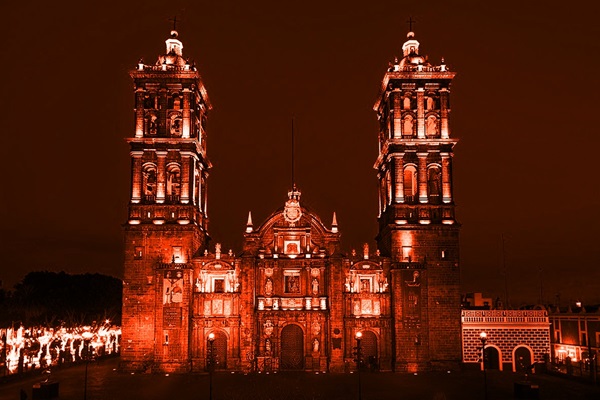 La Catedral de Puebla se pintará de rojo en el #RedWeek, para visibilizar la persecución de cristianos en el mundo