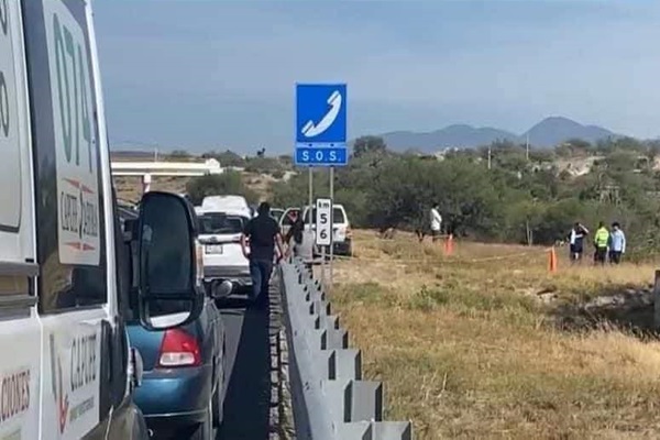 Localizan cadáver al interior de una camioneta en la Súper Carretera Cuacnopalan-Oaxaca