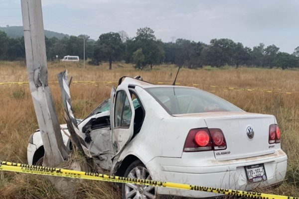 Madre e hija chocan con un poste en la carretera Apizaco-Tlaxco; la mujer de 37 años muere en el lugar