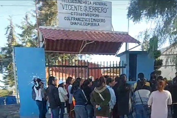 Padres de familia de Telesecundaria de Chapulco toman instalaciones por abuso de autoridad de un profesor