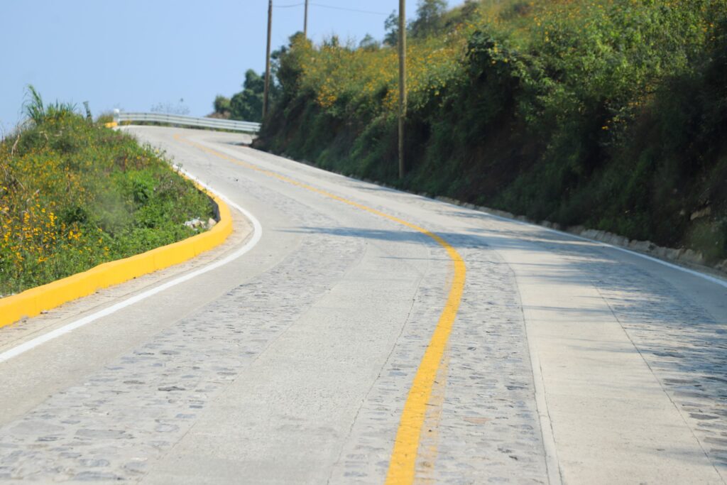 Sergio Salomón entrega construcción de caminos en Chiconcuautla, Tepetzintla y Tlapacoya