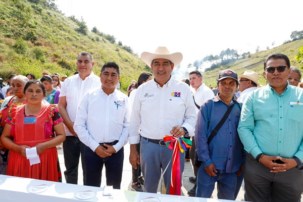 Sergio Salomón entrega construcción de caminos en Chiconcuautla, Tepetzintla y Tlapacoya