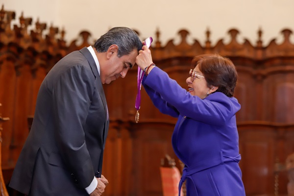 Sergio Salomón recibe medalla “Melchor de Covarrubias” por la BUAP