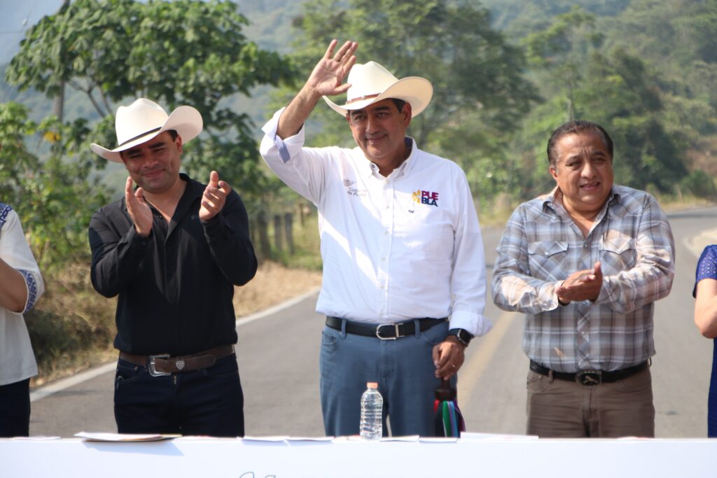 Sergio Salomón entrega construcción de caminos en Chiconcuautla, Tepetzintla y Tlapacoya