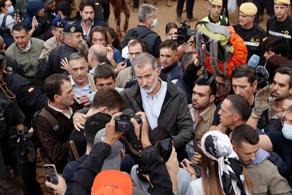 Tensión e indignación en Valencia: reciben con lodo y gritos de “fuera” a los reyes de España y al presidente del gobierno