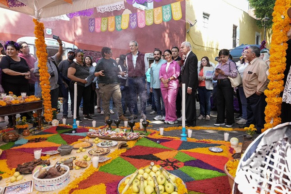 Trabajará Pepe Chedraui por preservar tradiciones; recorre ofrendas en la Plazuela de Los Sapos